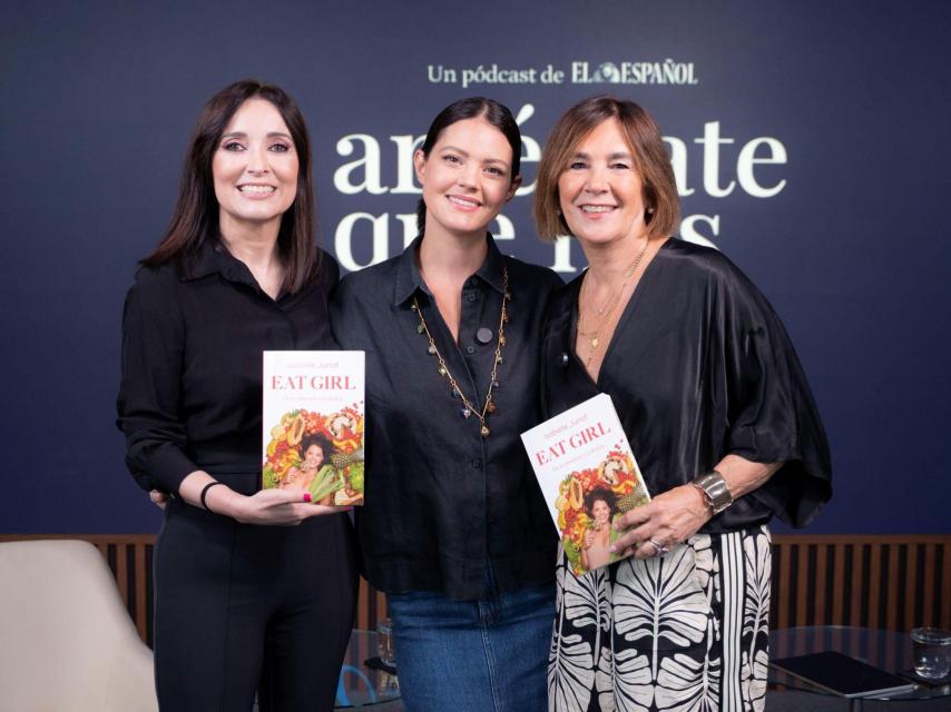 Cruz Sánchez de Lara y Charo Izquierdo, junto a la invitada, todas con el libro 'Eat girl'.