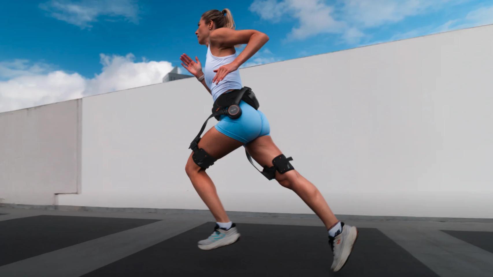 Una persona corriendo con el exoesqueleto Hypershell X Ultra.