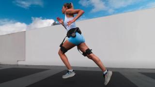 Una persona corriendo con el exoesqueleto Hypershell X Ultra.