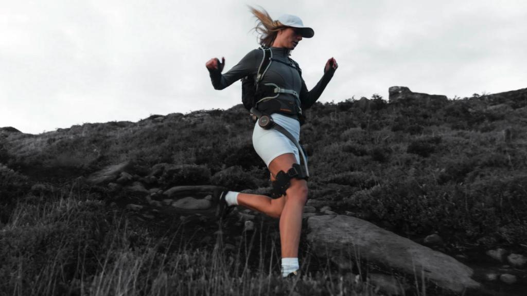 Una persona usando el exoesqueleto Hypershell X Ultra.