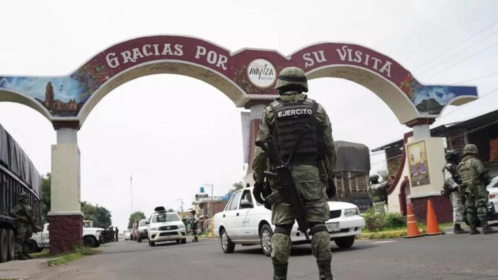 Efectivos del Ejército mexicano controlan el paso a una localidad de Sinaloa.