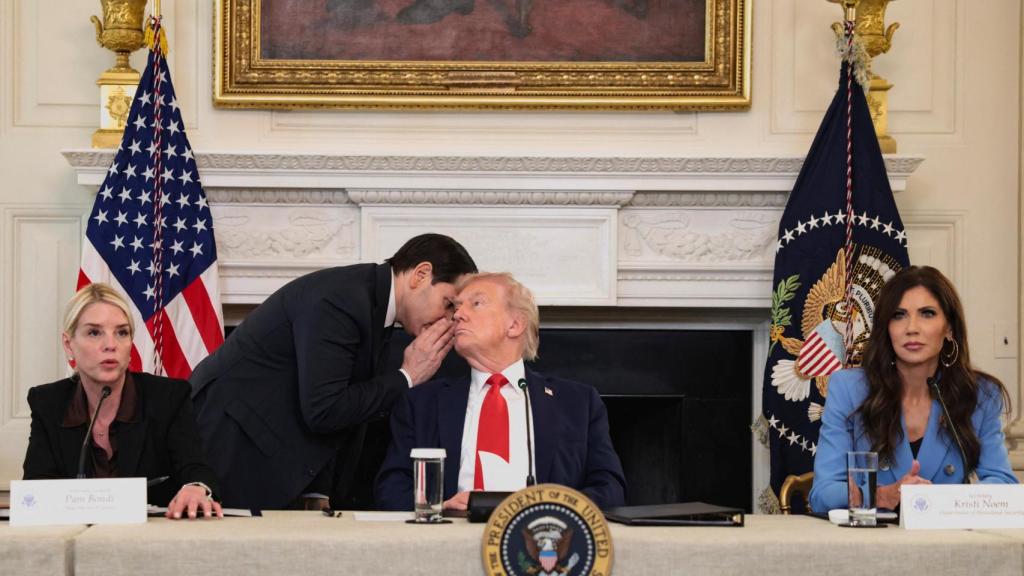 Donald Trump informado por Marco Rubio sobre el avance de las negociaciones en Gaza.