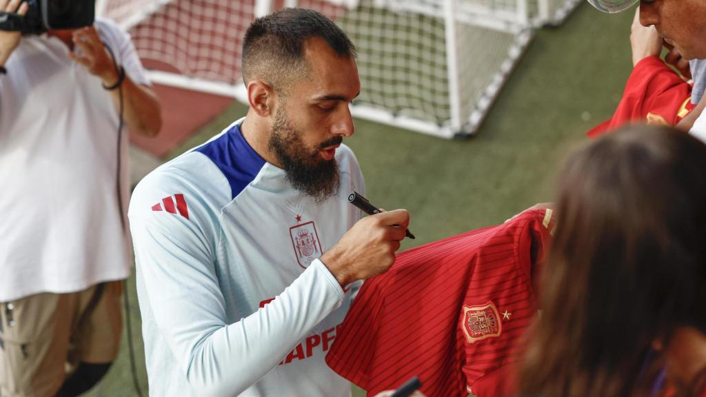 Borja Iglesias atiende a los aficionados tras un entrenamiento de la Selección.