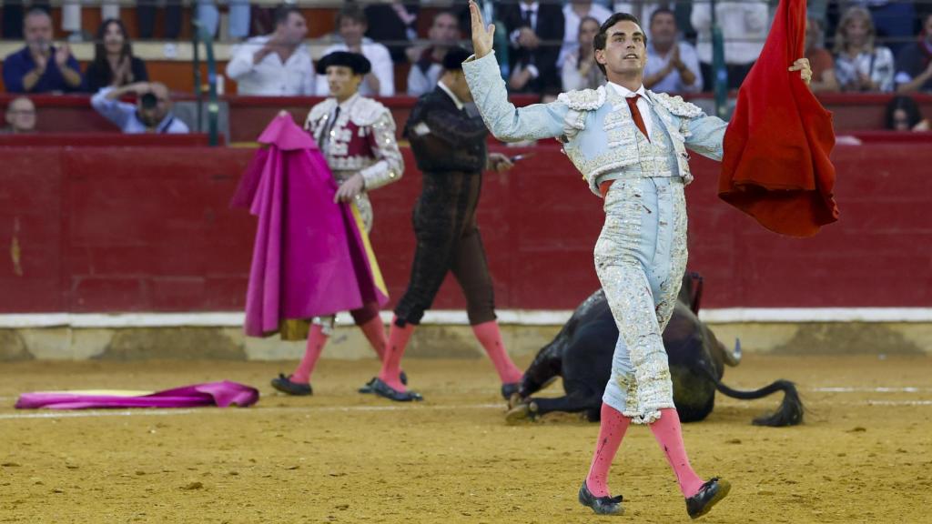 El diestro Fernando Adrián, en su faena al segundo de la tarde en la corrida de la Feria del Pilar