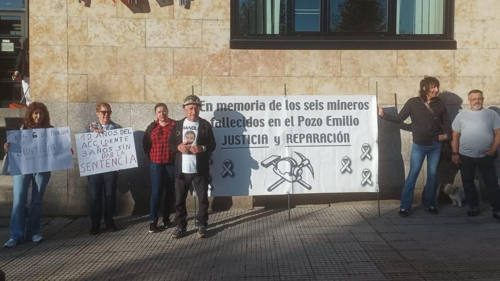 Familiares de los mineros muertos se concentran este jueves a las puertas del juzgado