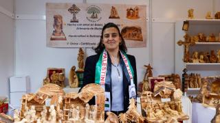 Gloria, una de las mujeres implicadas en este proyecto en su puesto en la feria de artesanía.