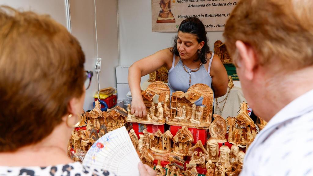 Numeroso público se ha interesado por los belenes hechos a mano llegados desde la ciudad de Belén.