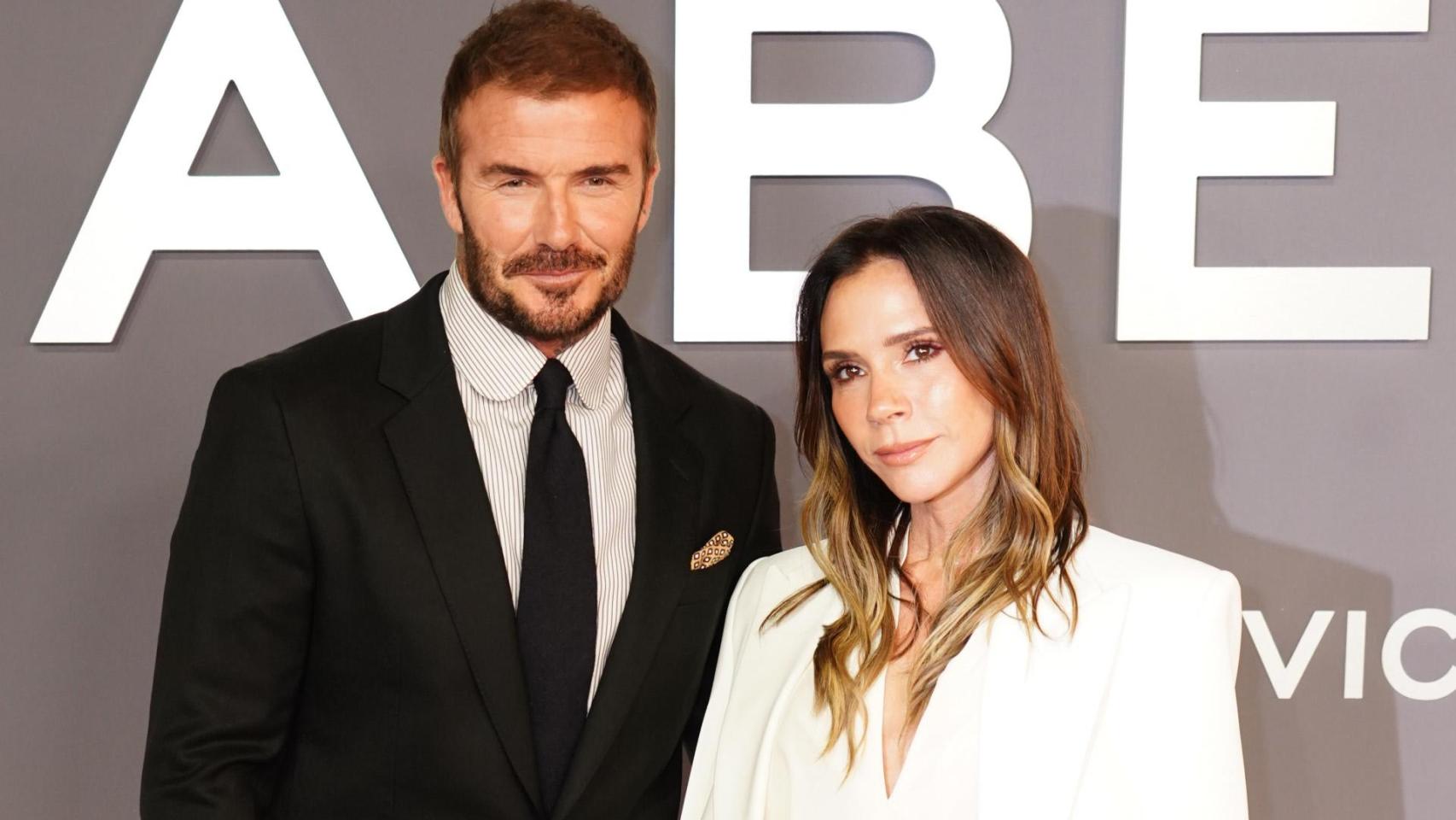 Victoria Beckham, con su marido David, en la presentación de su documental de Netflix.