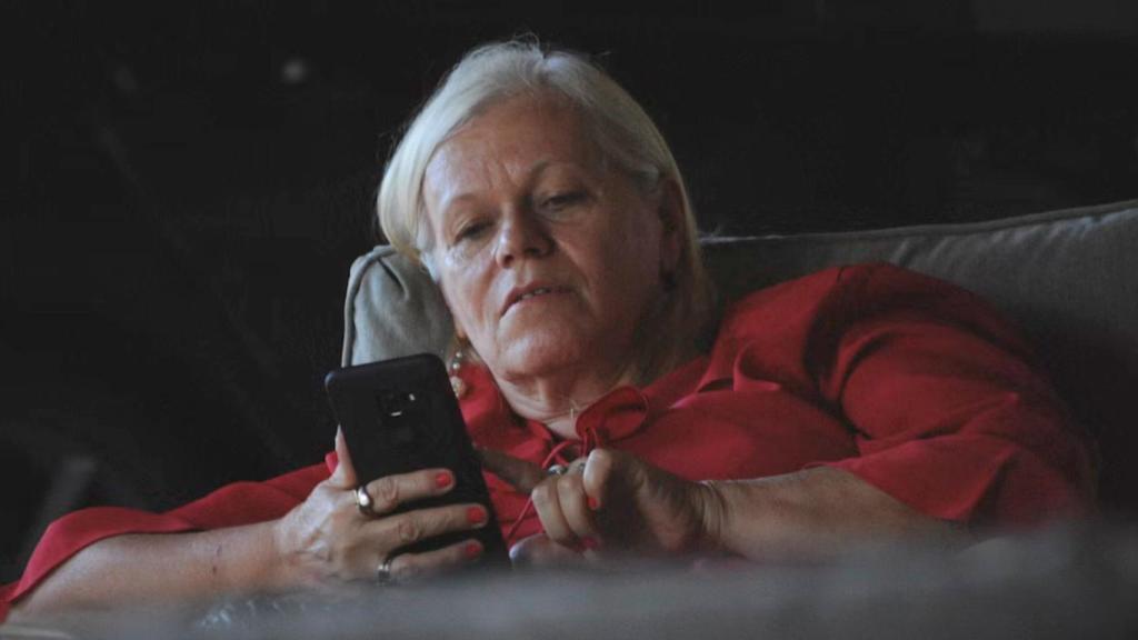 Una mujer mayor usando el móvil