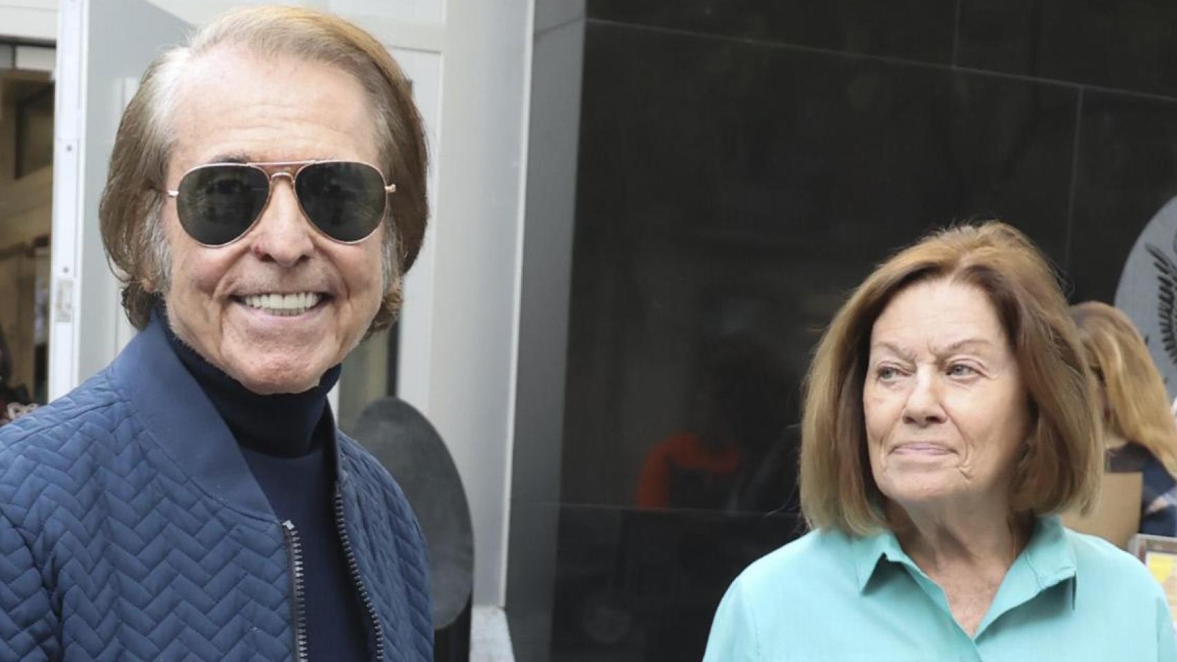 Raphael y su mujer, Natalia FIgueroa, en la Embajada de Estados Unidos en Madrid este jueves, 9 de octubre de 2025.