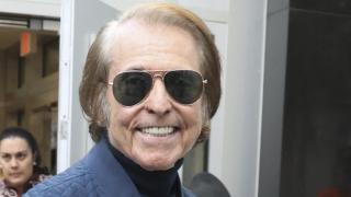 Raphael y su mujer, Natalia FIgueroa, en la Embajada de Estados Unidos en Madrid este jueves, 9 de octubre de 2025.