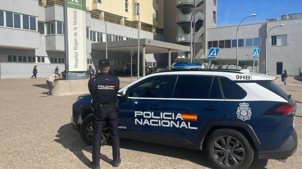 Un agente de la Policía Nacional en las puertas del Hospital Clínico de Málaga.