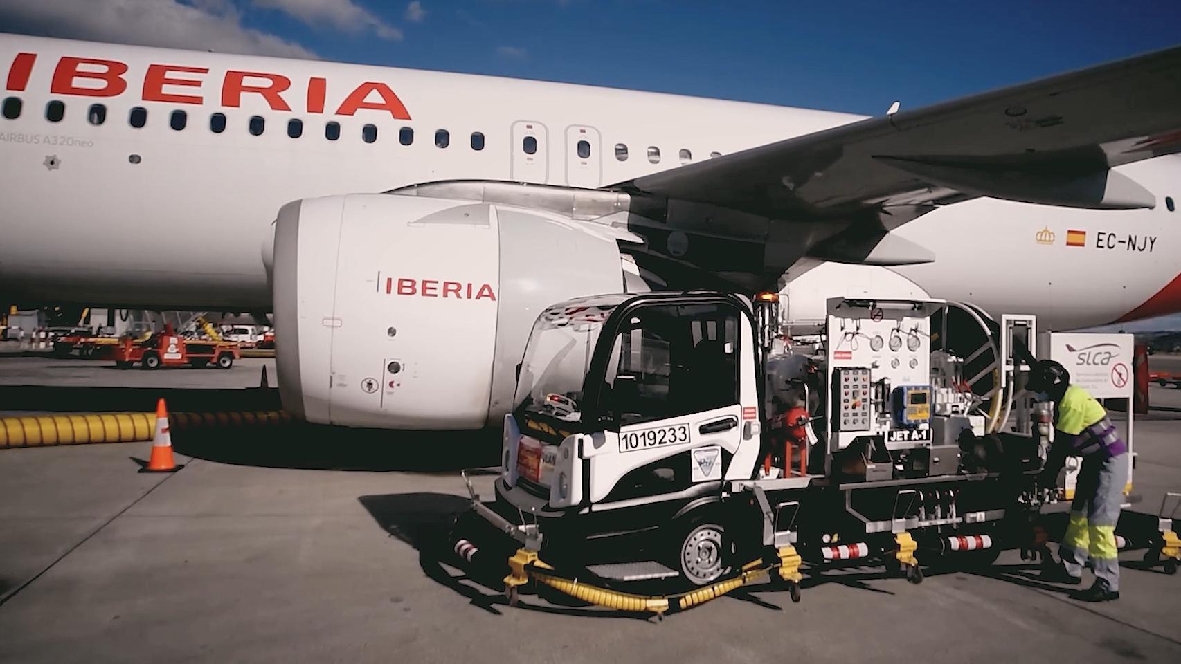 Carga de SAF en un avión de Iberia.