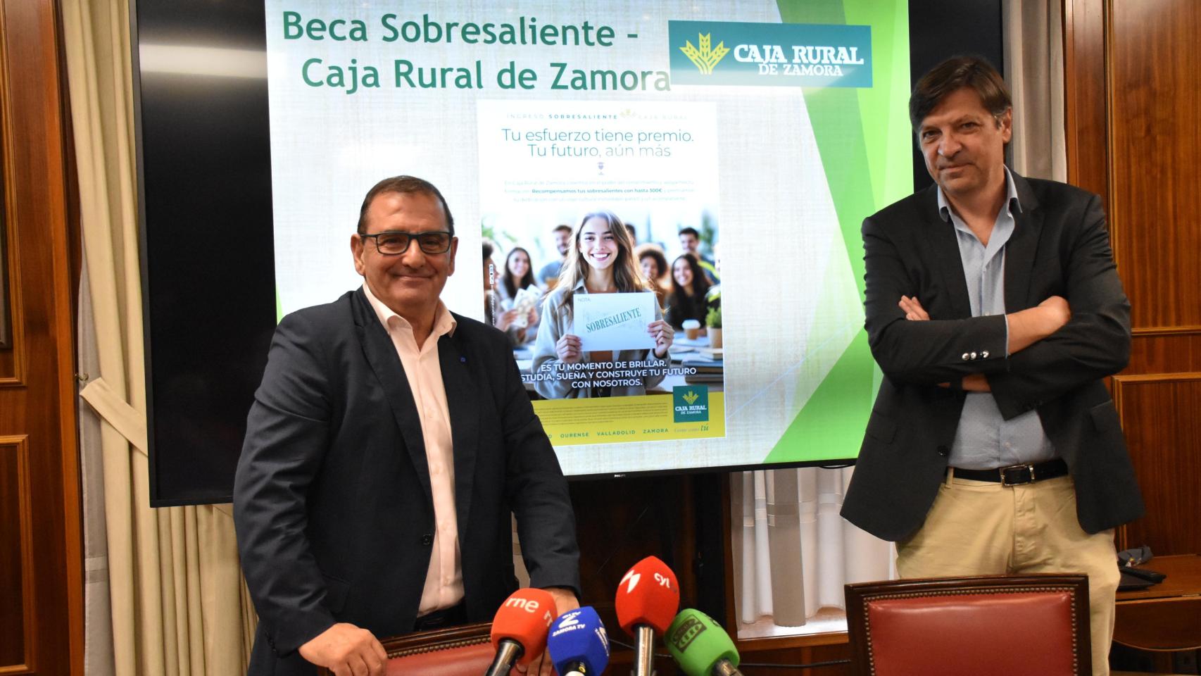 Narciso Prieto y David Rayo presentan las becas a la excelencia estudiantil de Caja Rural de Zamora