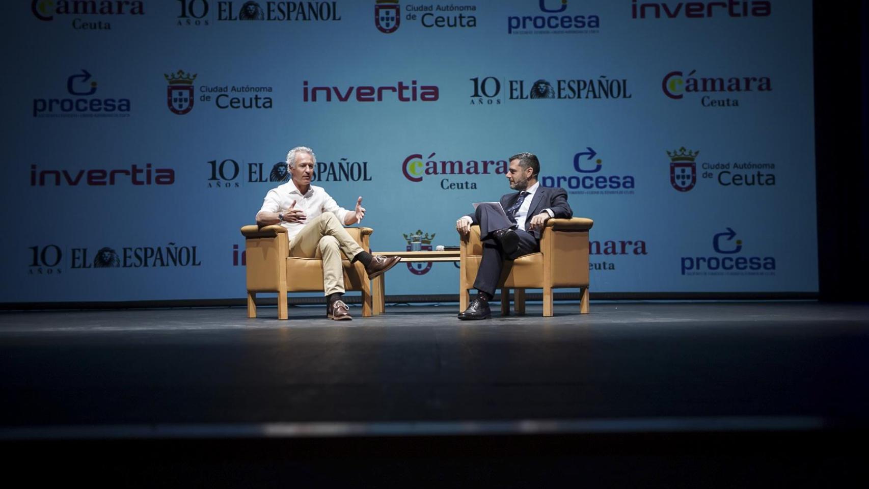 Moisés Chocrón, CEO y socio fundador de Chocrón Joyeros, durante su conversación con Ángel Recio, delegado de EL ESPAÑOL de Málaga; en la segunda jornada del III Foro Económico Español en Ceuta.