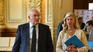 El alcalde de Valladolid, Jesús Julio Carnero, y la primera teniente de alcalde, Irene Carvajal, tras la reunión de la Mesa del Soterramiento