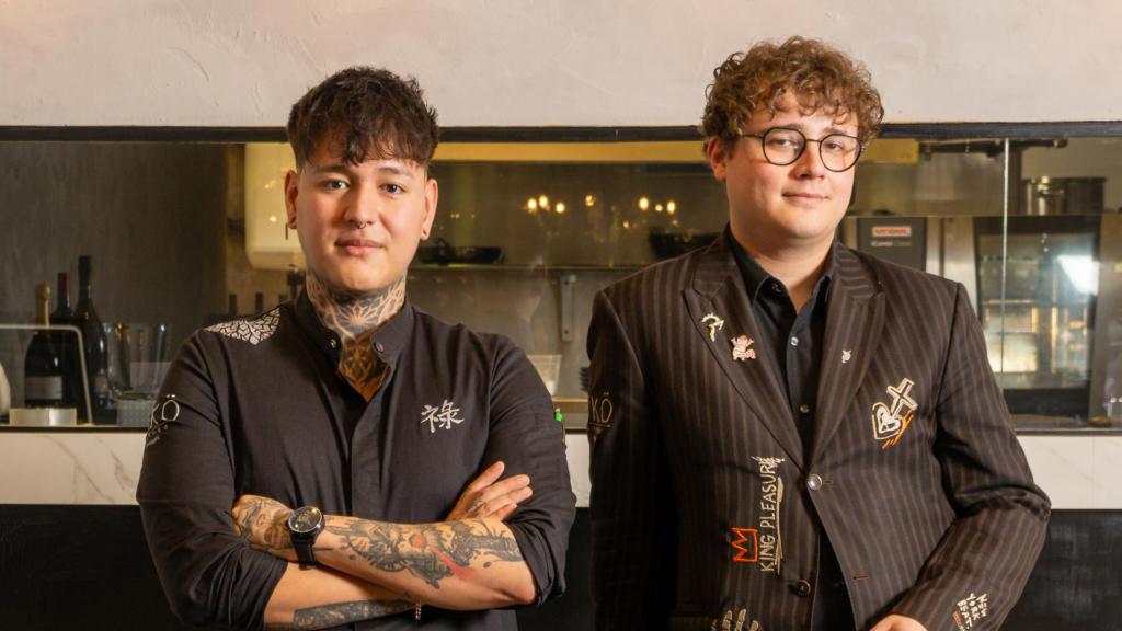 El cocinero Íñigo Uribe Paredes (izq.) y el sumiller Eden Monoyez, en su restaurante Ekö Bistró.