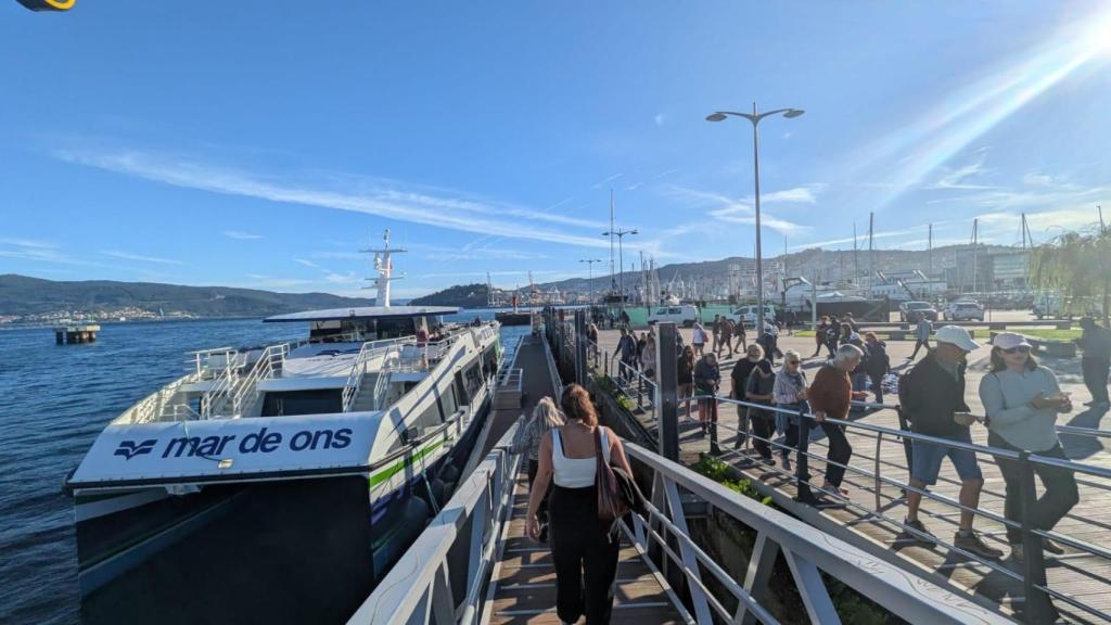 Barco de la naviera Mar de Ons en el Puerto de Vigo