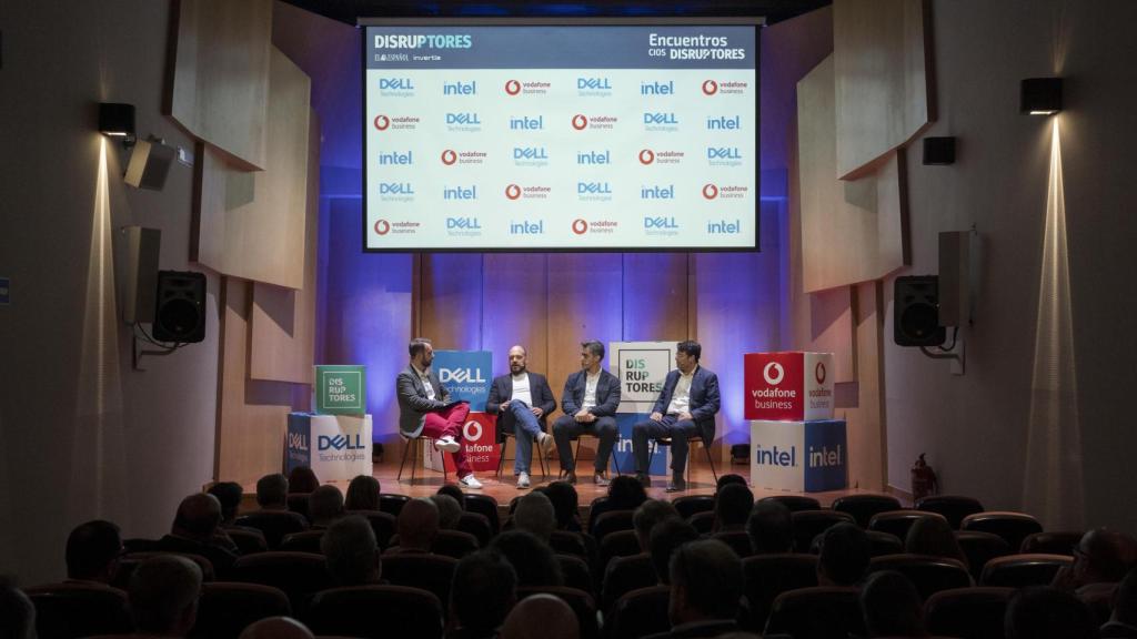 De izquierda a derecha: Alberto Iglesias, de DISRUPTORES;  Óscar Rivas Medina, Manager Solutions Architects Iberia de Dell Technologies ; Roberto Lara, director de Ciberseguridad de Vodafone Business en España; y ó Enrique Celma, director de cuentas de Sector Público de Intel.