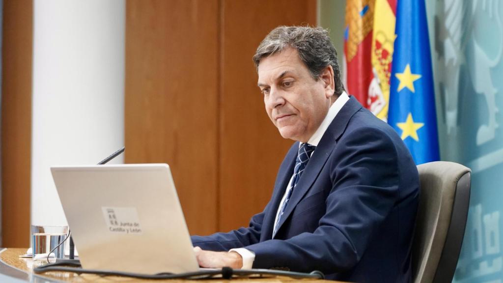 El consejero de Economía y Hacienda y portavoz, Carlos Fernández Carriedo, comparece en rueda de prensa posterior al Consejo de Gobierno.