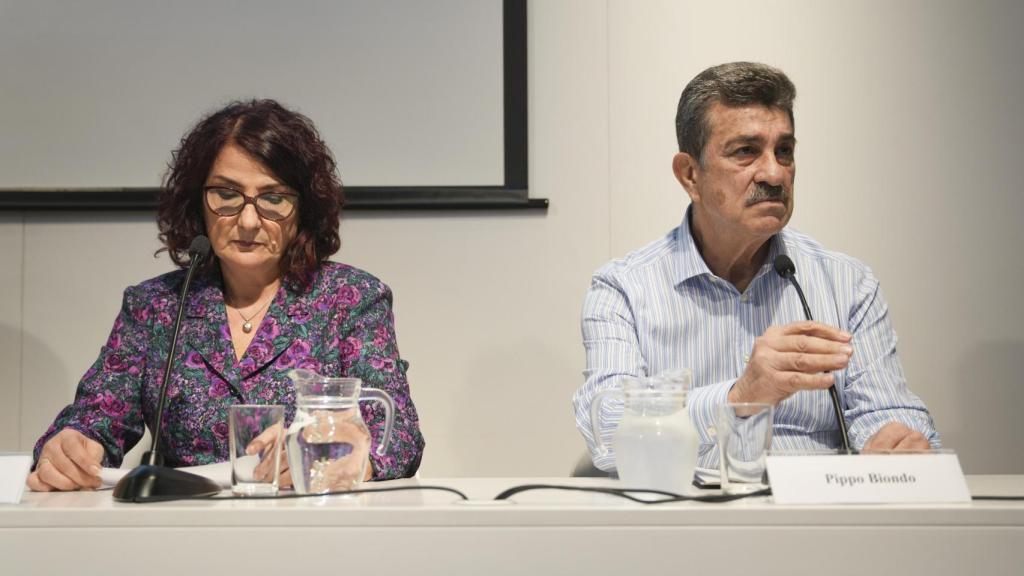 Los padres de Mario Biondo en rueda de prensa.