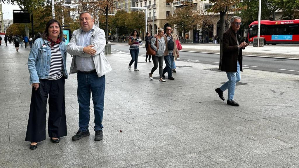 Lola Ranera y Gómez Gámez (PSOE), en el paseo de la Independencia junto a plaza Aragón.