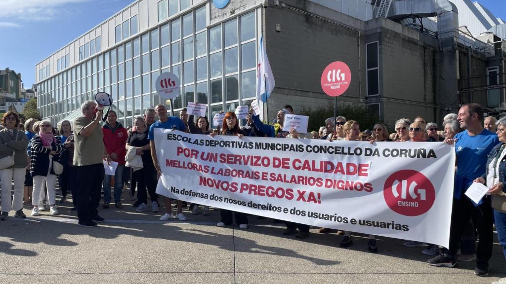El personal de las Escolas Deportivas de A Coruña en una concentración en Riazor el 9 de octubre.
