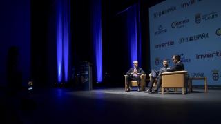 Imagen de la conversación a dos bajo el título 'Nómadas digitales', en la segunda jornada del III Foro Económico Español en Ceuta.