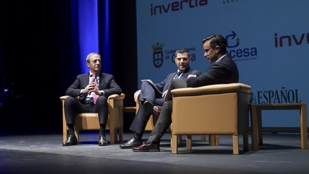 Imagen de la conversación a dos bajo el título 'Nómadas digitales', en la segunda jornada del III Foro Económico Español en Ceuta.