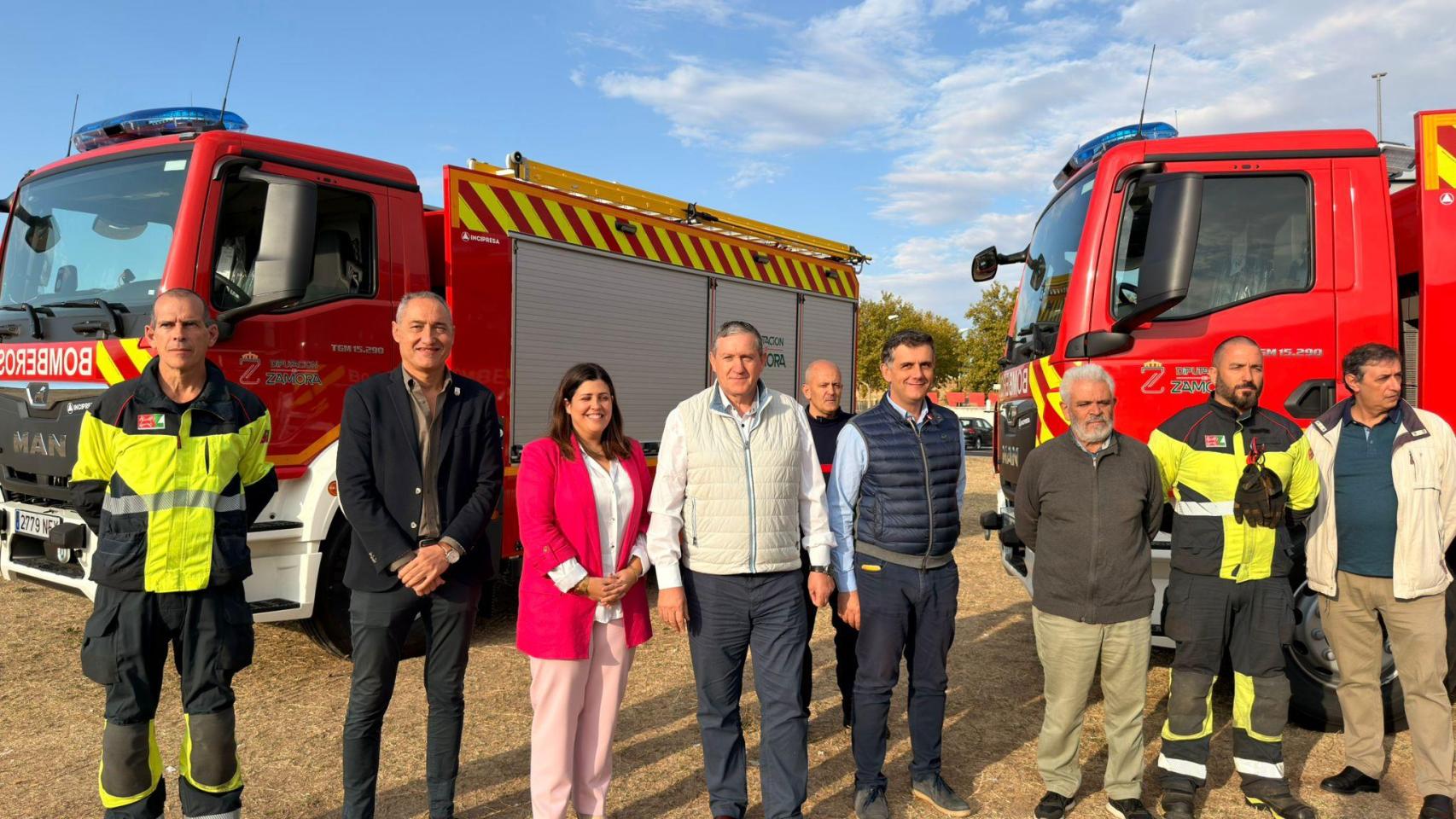 El presidente de la Diputación de Zamora, Javier Faúndez con los dos nuevos vehículos que se incorporan al Servicio Provincial de Bomberos