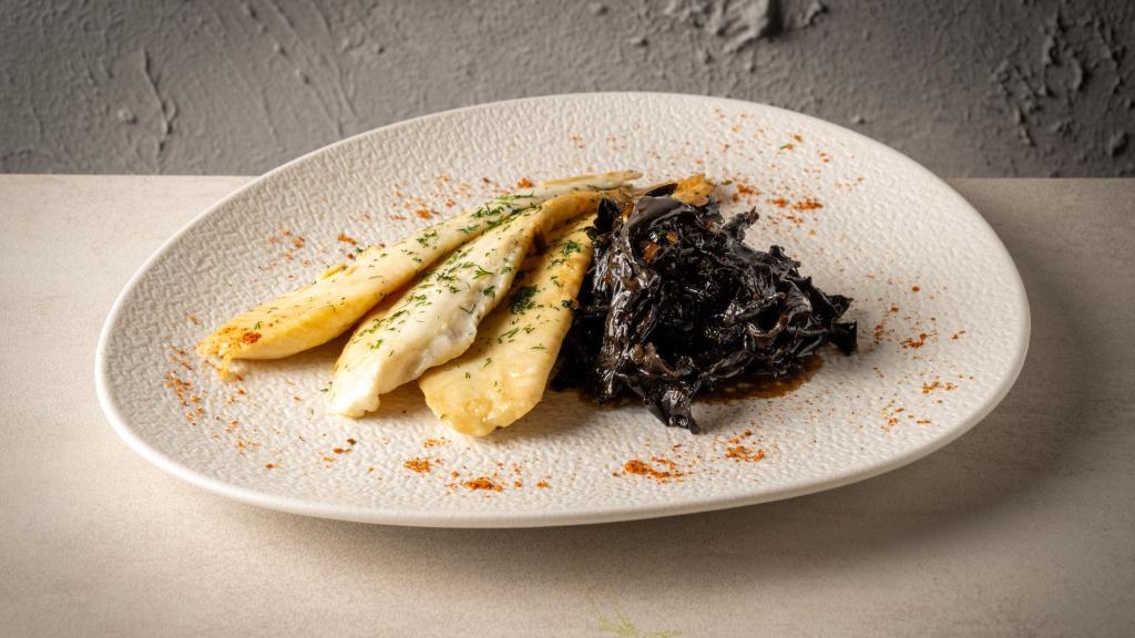 Lenguado a la meunière con trompeta de la muerte de Ekö Bistró.