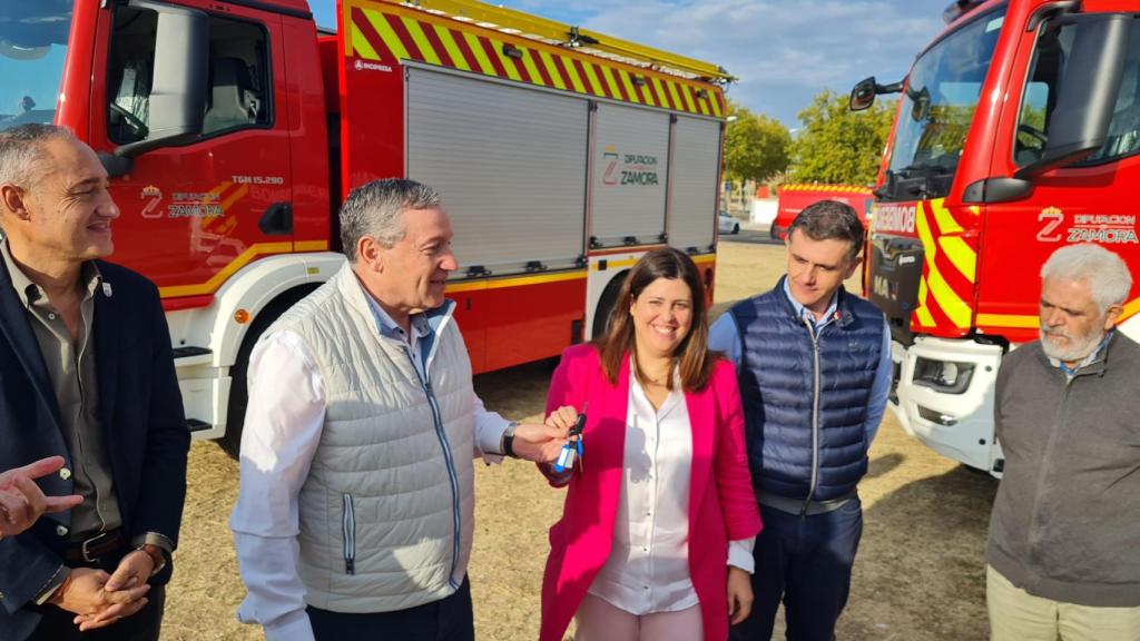 Faúndez recibe en Ifeza los nuevos camiones de primera intervención