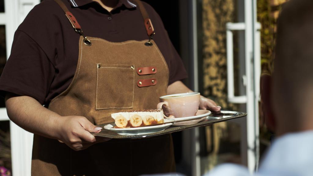 Una camarera con una bandeja.