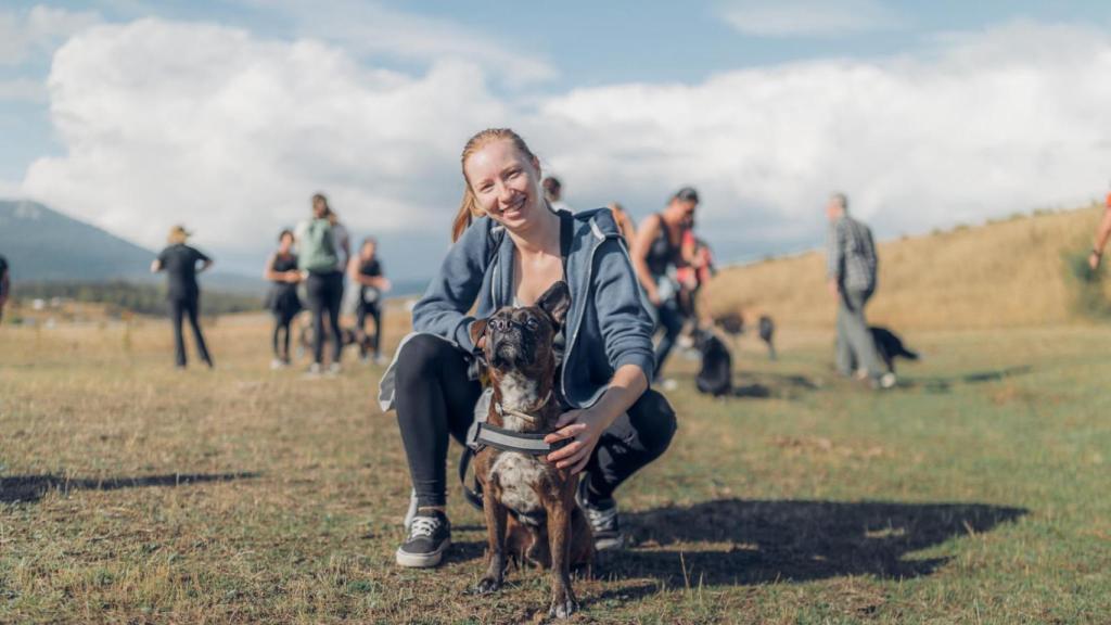 Lorena Jiménez Corta con Trico, su perro ciego.