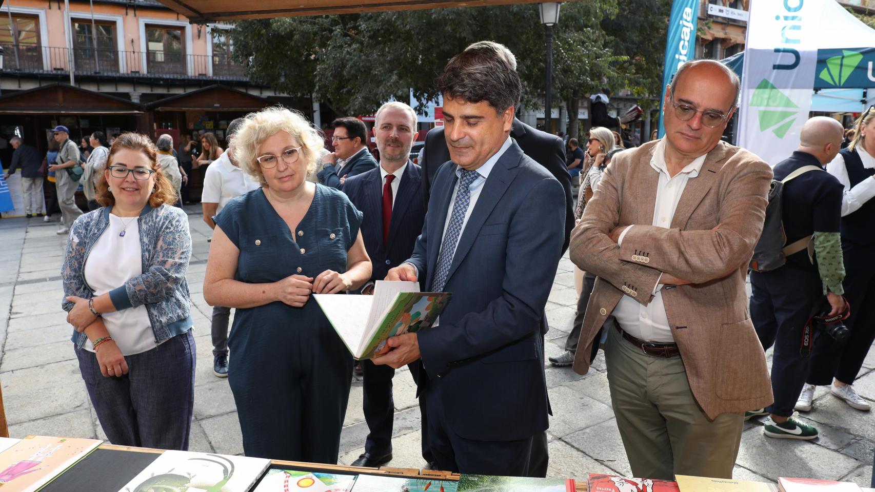 Elvira Rivero, Juanjo Alcalde y Manuel Madruga, este jueves en la feria del libro de la plaza de Zocodover.