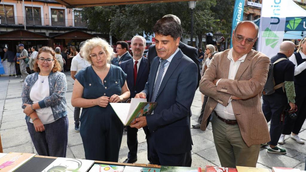 Elvira Rivero, Juanjo Alcalde y Manuel Madruga, este jueves en la feria del libro de la plaza de Zocodover.