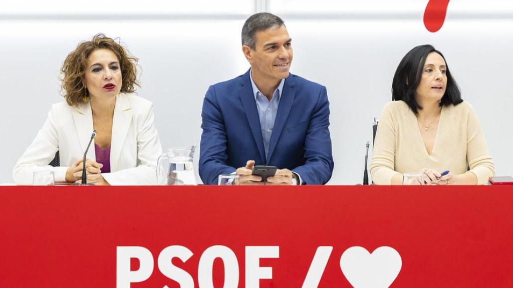 Pedro Sánchez, María Jesús Montero y Rebeca Torró durante la Ejecutiva de este jueves en Ferraz.