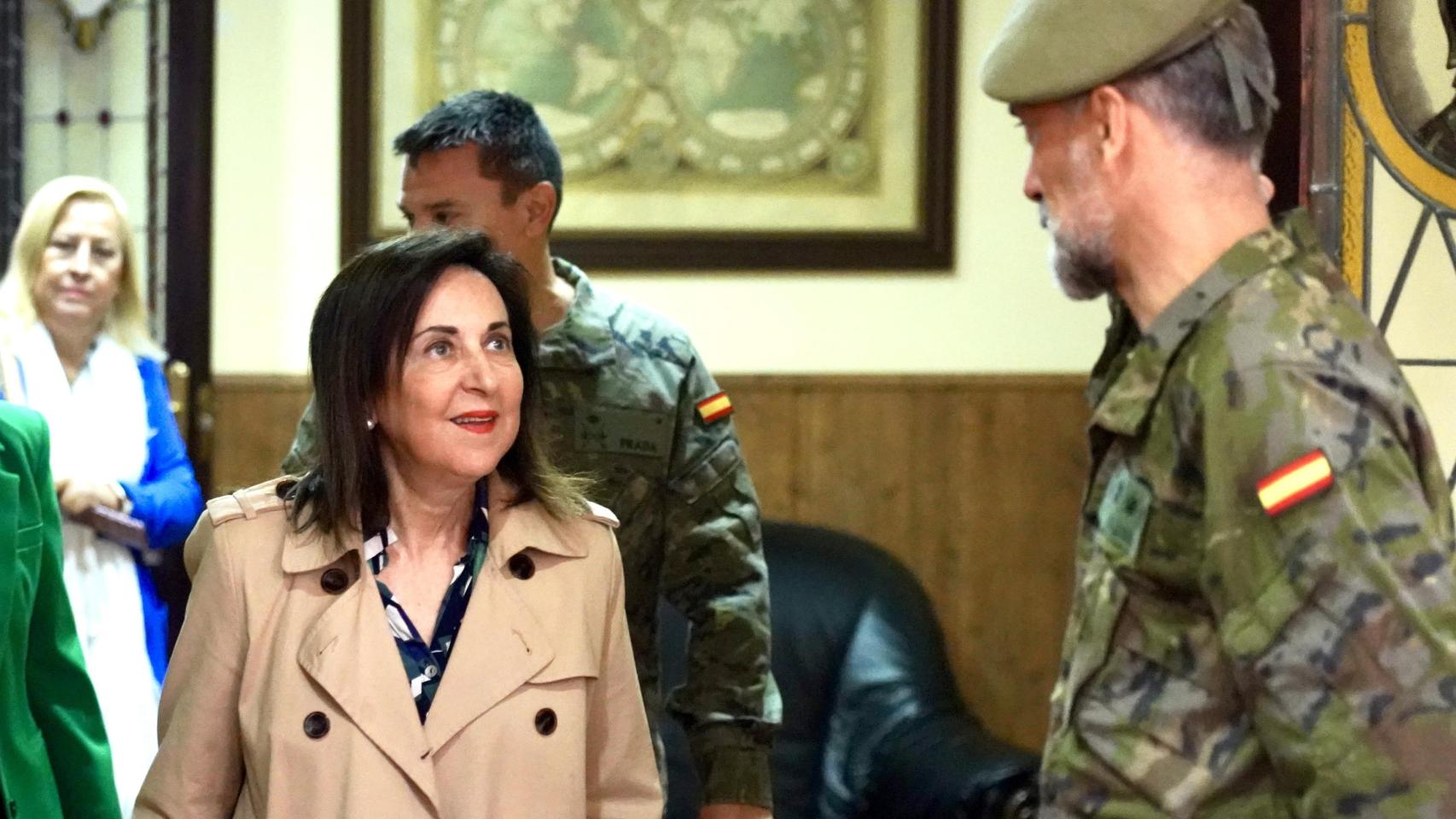 La ministra de Defensa, Margarita Robles, visita el Regimiento de Artillería Lanzacohetes de Campaña (Ralca 63) del Ejército de Tierra, con sede en el Acuartelamiento Santocildes de Astorga, este jueves