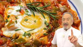 El chef Karlos Arguiñano junto a un plato de pisto.