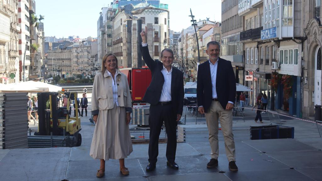 Carmela Silva, Abel Caballero y Ángel Rivas, en el inicio de la construcción del árbol de Navidad de Vigo