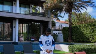 Vinicius en una mansión.