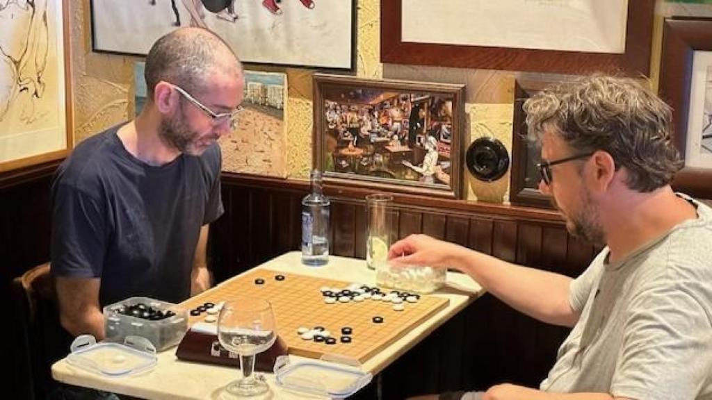 Partida del club de Go en el Macondo de  A Coruña.