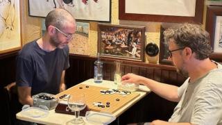 Partida del club de Go en el Macondo de  A Coruña.