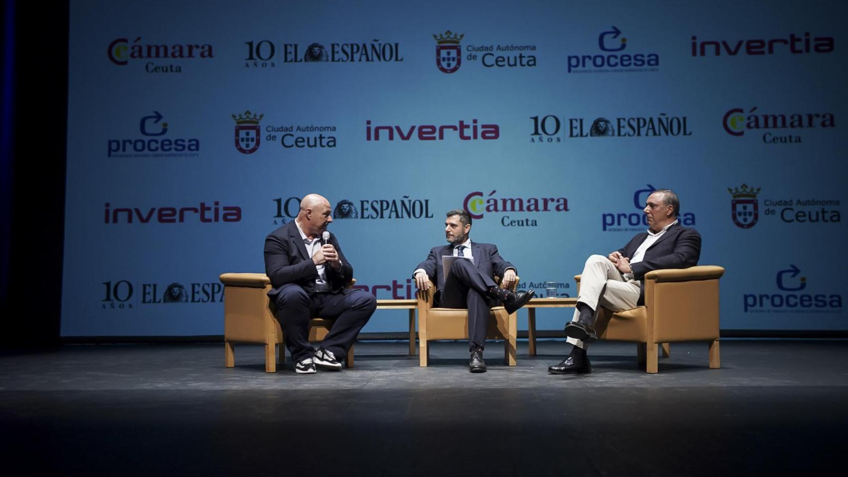 Nicola Cecchi, consejero de Comercio, Turismo, Empleo y Deporte de la Ciudad Autónoma de Ceuta; Ángel Recio, delegado de EL ESPAÑOL de Málaga; y Javier Hernández, vicepresidente ejecutivo de la Asociación de Empresarios Hoteleros de la Costa del Sol en  el III Foro Económico Español en Ceuta, organizado por EL ESPAÑOL e Invertia.