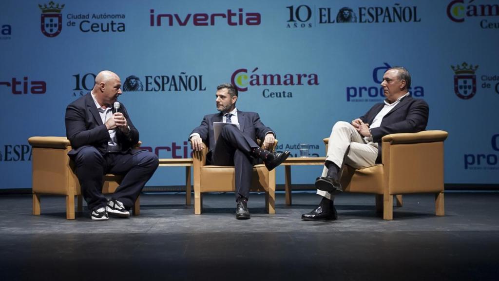 Nicola Cecchi, consejero de Comercio, Turismo, Empleo y Deporte de la Ciudad Autónoma de Ceuta; Ángel Recio, delegado de EL ESPAÑOL de Málaga; y Javier Hernández, vicepresidente ejecutivo de la Asociación de Empresarios Hoteleros de la Costa del Sol en  el III Foro Económico Español en Ceuta, organizado por EL ESPAÑOL e Invertia.
