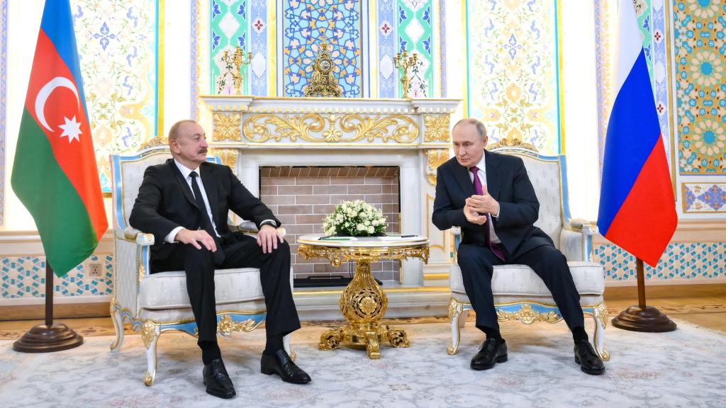 El presidente del Rusia, Vladímir Putin, junto a su homólogo azerbaiyano, Ilham Aliyev, este jueves.