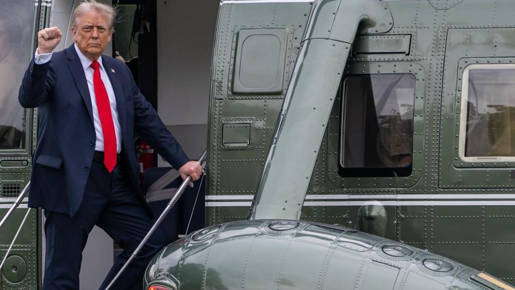 El presidente Donald Trump sale de la Casa Blanca yse embarca en el HMX-1.