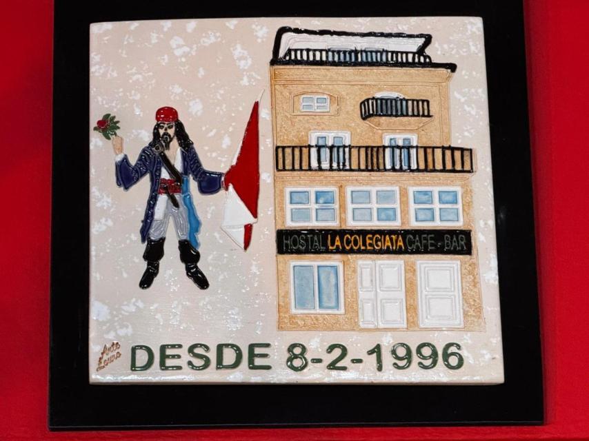 Placa de La Colegiata, con su fecha de nacimiento