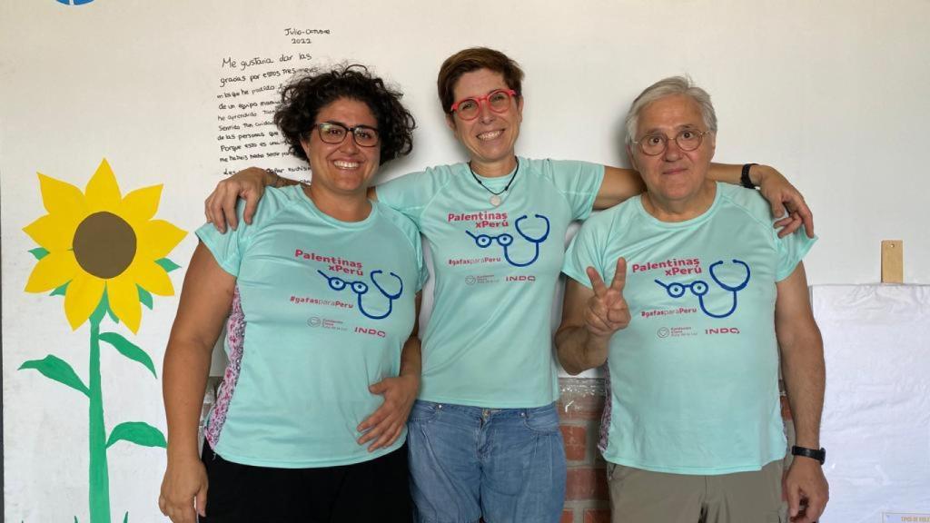 Mónica junto a su padre José y Vicky