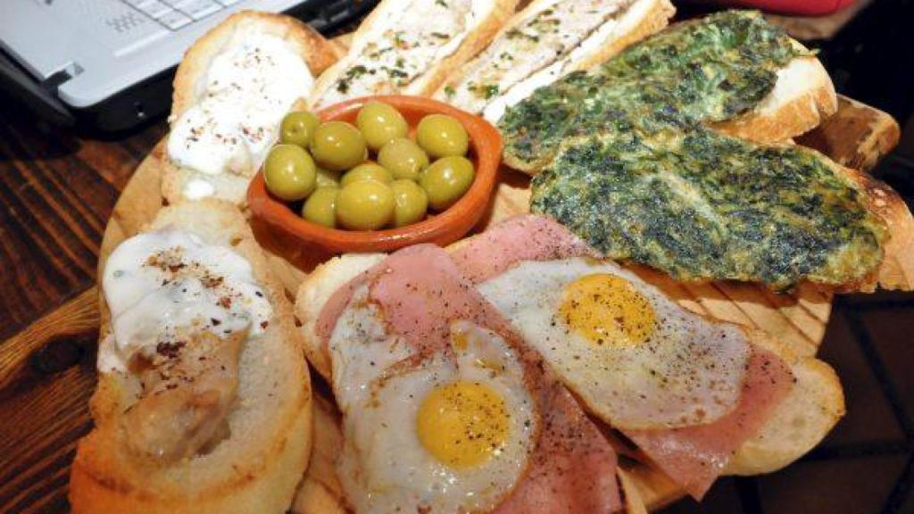 Un plato con varias tapas.